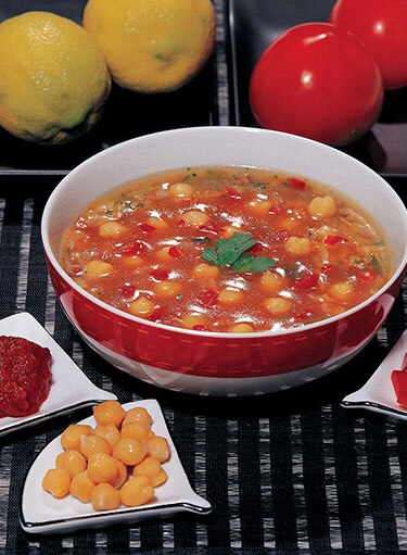 شوربة الخضار والحمّص بالزعفران