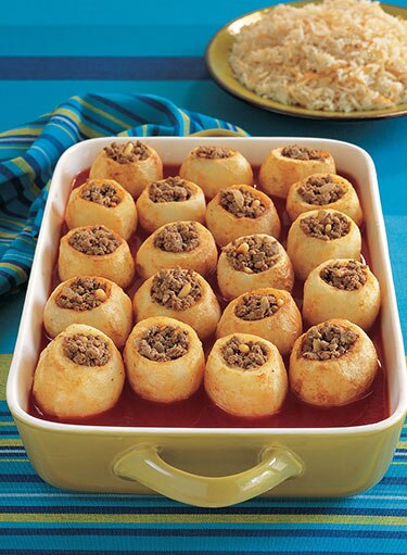 بطاطا محشية مع صلصة الطماطم