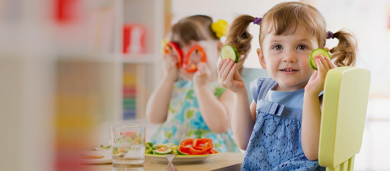 اطفال يتعلمون عن الخضار
