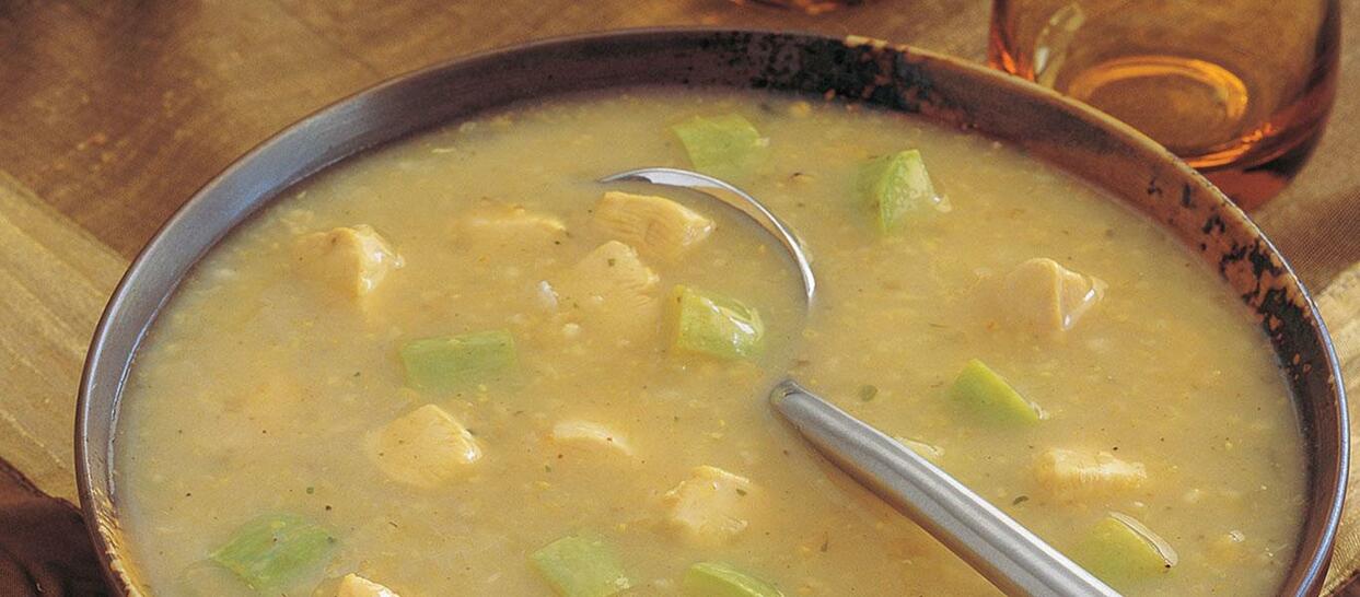 شوربة الدجاج بالكاري والكوسا