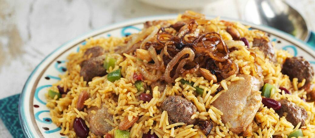 كبسة الدجاج مع النقانق والفاصوليا