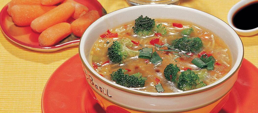 شوربة البروكولي وخضار الربيع