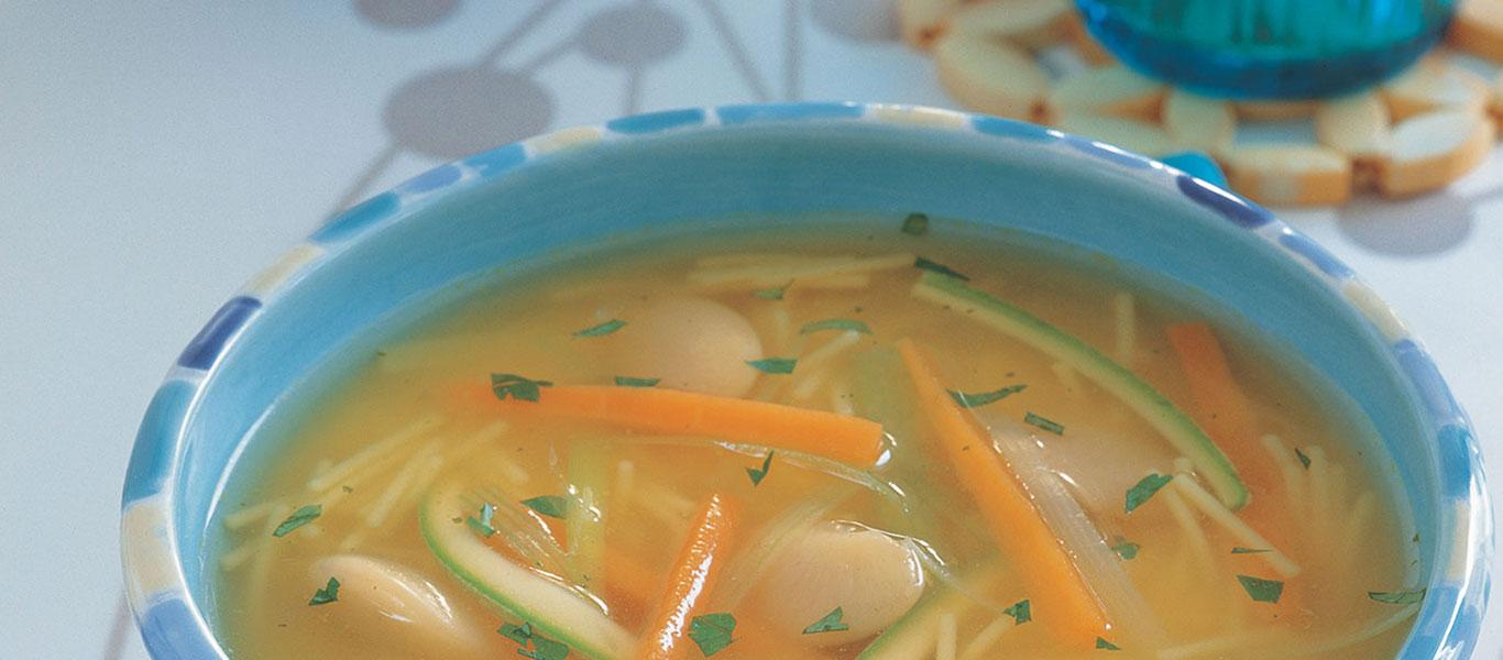 شوربة الدجاج بالشعيرية مع الفاصوليا والخضار