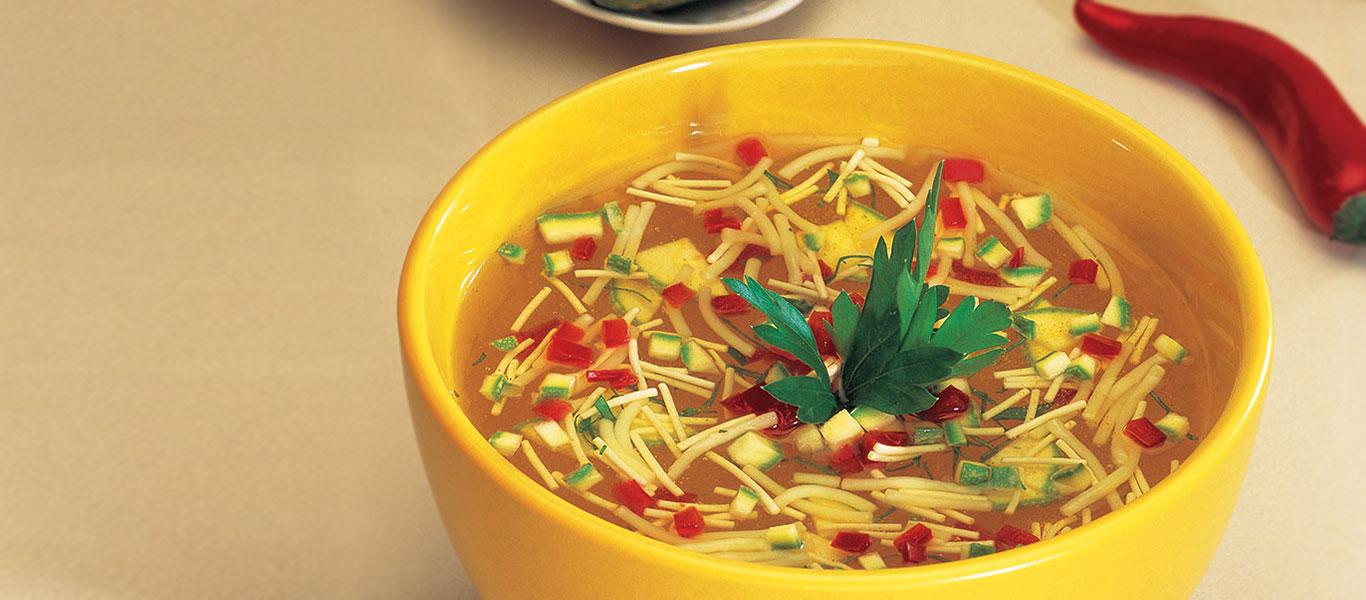 شوربة الدجاج بالشعيريّة مع الطماطم والكوسا
