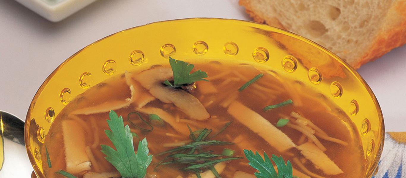 شوربة الدجاج بالشعيريّة والبصل الأخضر
