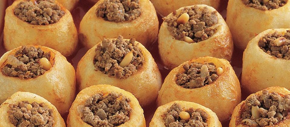 بطاطا محشية مع صلصة الطماطم