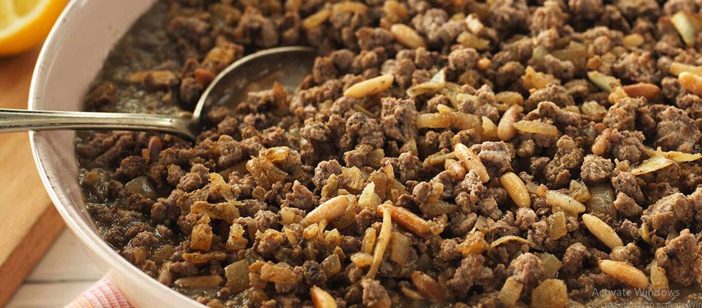 مجدّرة مع اللحم وبذور الصنوبر