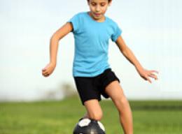العناصر الغذائية الضرورية للطفل الرياضي المليء بالحيوية