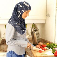 Cutting tomatoes