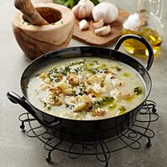 CREAMY CAULIFLOWER SOUP WITH MINT PEST