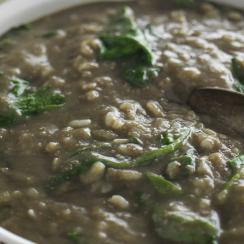 مجدّرة مع السبانخ الصغيرة