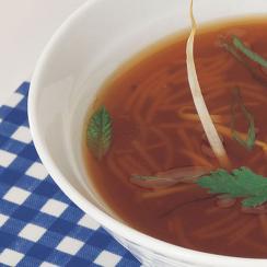 شوربة الدجاج بالشعيريّة مع براعم الصويا