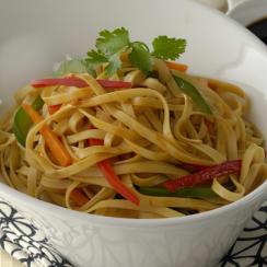 معكرونة نودلز الصينية على طريقة الهاكّا