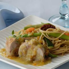 طيور الفرِّي المشوية مع حشوة الخبز وباستا لينغويني مع الخضار