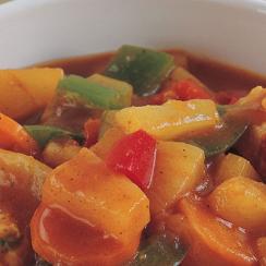 الدجاج المُتبّل بالفلفل الحار وكرات اللحم والذرة