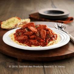 معكرونة طويلة مع صلصة بولونيز ونقانق اللحم والفلفل